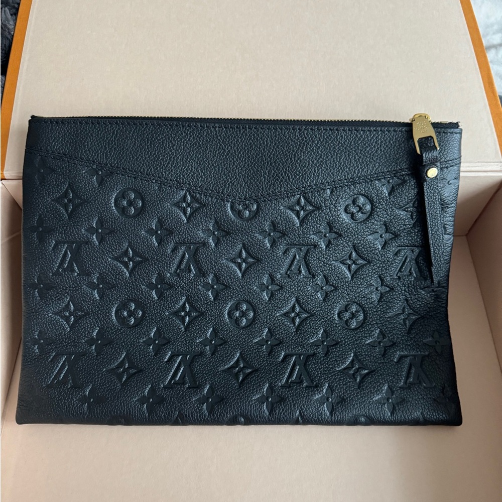 Luis Vuitton daily pouch monogram impreinte leather black